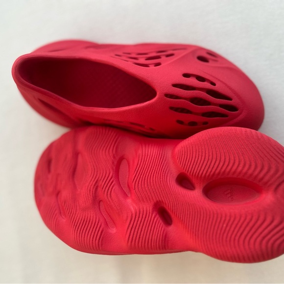 Yeezy Foam Runner Vermillion Slip-On Shoes (size 5) - Picture 5 of 16